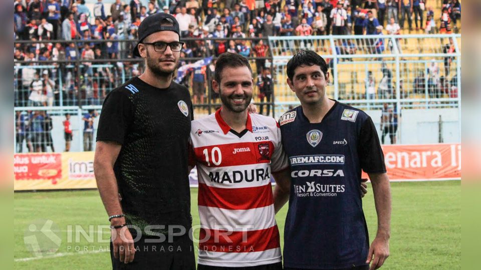 Toni Espinosa Mossi (tengah) bersama dua rekannya, Kiko Insa (kiri) dan Esteban Vizcarra. Copyright: © Ian Setiawan/INDOSPORT